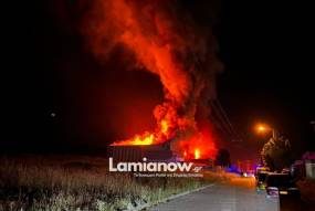 Φωτιά σε εργοστάσιο της Λαμίας που κατηγορήθηκε για την μαζική δηλητηρίαση μαθητών
