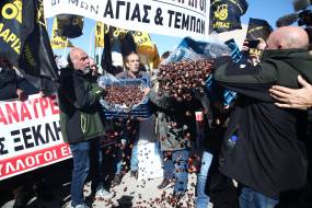 Υπό πολιορκία η Agrotica: Μαζικό το παναγροτικό συλλαλητήριο – Κάστανα και μήλα άδειασαν οι Θεσσαλοί