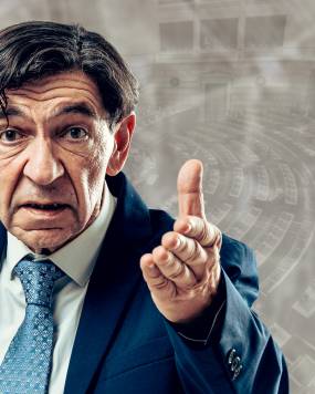 "ΕΚΤΟΣ ΥΛΗΣ reloaded" του Κώστα Λεϊμονή | Σκην. Κωνσταντίνα Νικολαΐδη | Με τον Γεράσιμο Σκιαδαρέση | Ίδρυμα Μιχάλης Κακογιάννης | Από τις 17 Ιανουαρίου 2025